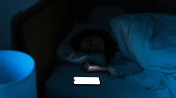 4 أمراض طويلة الأمد.. النوم بجانب الهاتف يهدد السرطان والخصوبة